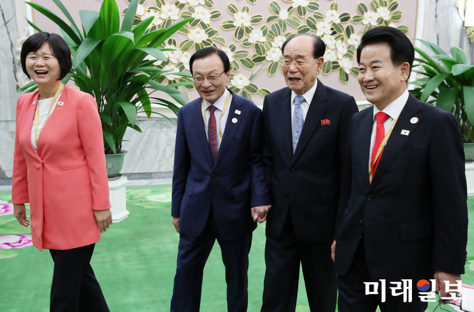 문재인 대통령의 남북정상회담 특별수행원 자격으로 평양을 찾은 여야 3당 대표가 지난 19일 오전 평양 만수대의사당에서 김영남 최고인민회의 상임위원회 위원장과 면담을 위해 접견실로 향하고 있다. 왼쪽부터 이정미 정의당 대표, 이해찬 더불어민주당 대표, 김영남 위원장, 정동영 민주평화당 대표./사진=평양사진공동취재단