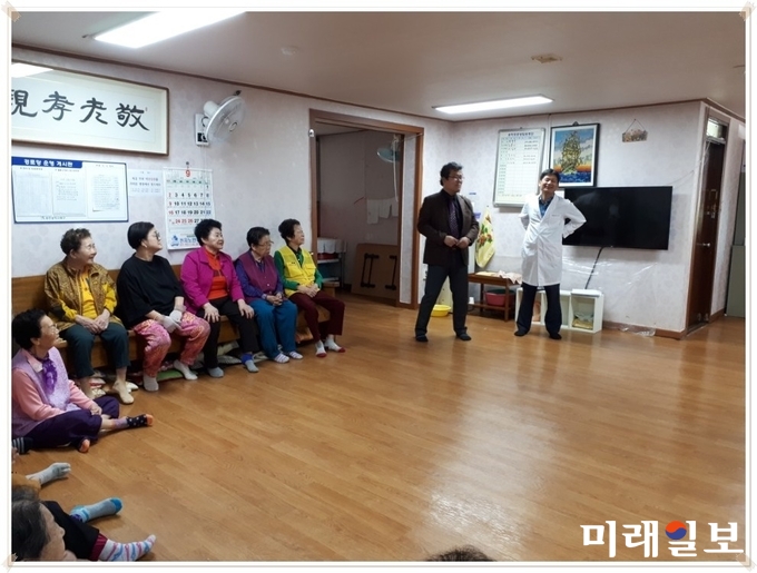 장주동 관장이 독감예방 수칙교육에 앞서 안내를 하고 있다. / 사진=김은광 제공