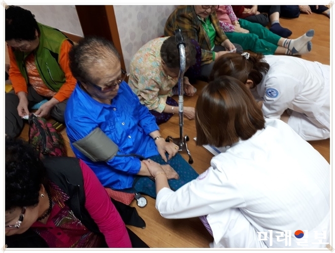 SKJ병원이 두암종합사회복지관에서 무료검진 서비스를 펼치고 있다. / 사진=김은광 제공