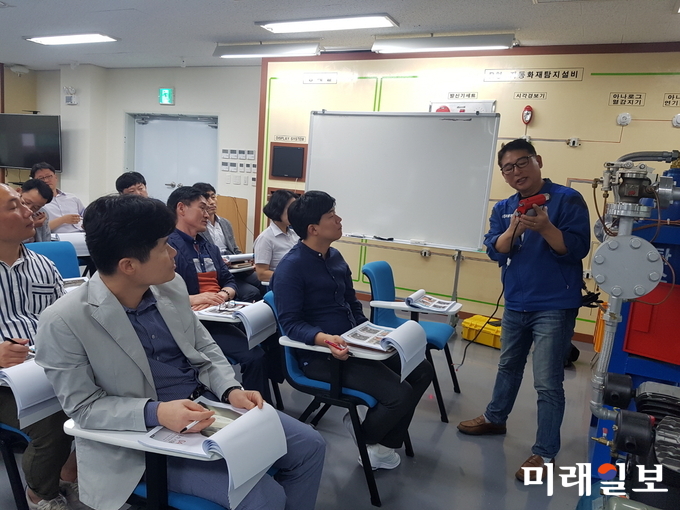 광주광역시 소방안전본부는 28일 소방특별사법경찰의 전문성 향상과 지능적이고 다양화된 소방관계법령 위반사범에 대응하기 위해 이산화탄소소화설비를 활용한 가스계 소화설비 직무교육을 실시했다. / 사진=광주시 제공