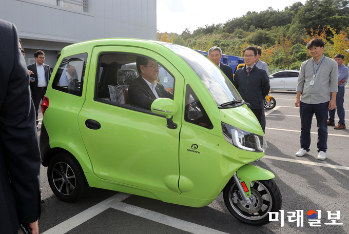 김영록 전남지사가 29일 영광 e-모빌리티 연구센터를 방문해 전기자동차에 시승해 시험운행하고 있다. / 사진=전남도 제공