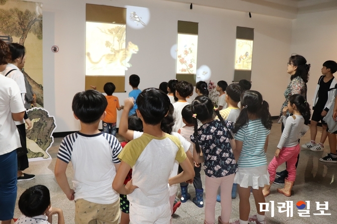 전남수묵비엔날레에서 디지털아트 체험 장면 / 사진=전남도 제공