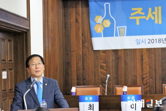 윤후덕 의원이 1일 국회 도서관에서 열린 '주세 과세체계 개편을 위한 국회 토론회'에서 인사말을 하고 있다./사진=김정현 기자