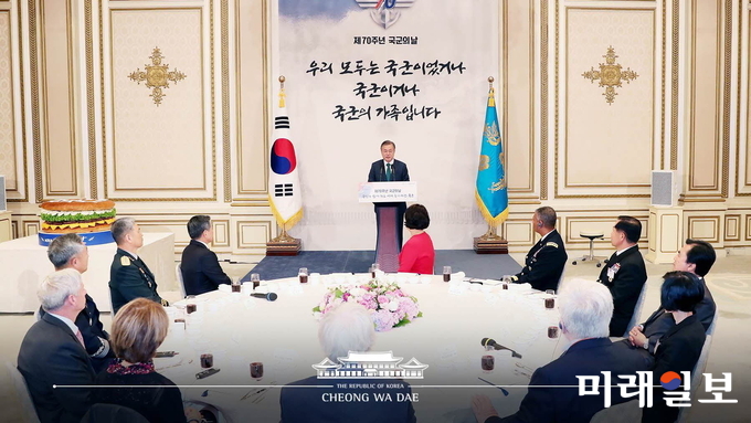 국군의 날 70주년 오찬에서 축사하는 문재인 대통령 문재인 대통령이 1일 오후 청와대 영빈관에서 열린 국군의 날 축하연에서 축사를 하고 있다./사진=청와대 제공