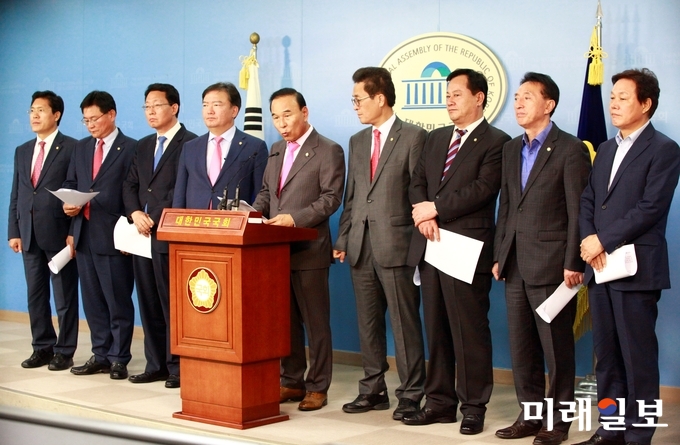 국회 국토교통위원회 자유한국당 박덕흠 간사와 같은 당 국토교통위 위원들이 1일 오후 국회 정론관에서 국정감사 증인채택 관련 여당이 '방탄국감ㆍ엄호국감'의 행태를 보이고 있다며 이를 규탄하는 기자회견을 하고 있다./사진=장건섭 기자