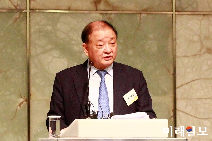 강창일 한일의원연맹 회장이 1일 오후 서울 중구 플라자호텔에서 열린 김대중-오부치 공동선언 20주년과 동아시아 미래비전 기념식에 참석해 개회사를 하고 있다./사진=장건섭 기자