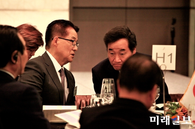 이낙연 국무총리가 1일 서울 중구 플라자호텔에서 열린 김대중-오부치 공동선언 20주년 기념식 및 박지원 김대중평화센터 부이사장과 대화하고 있다./사진=장건섭 기자