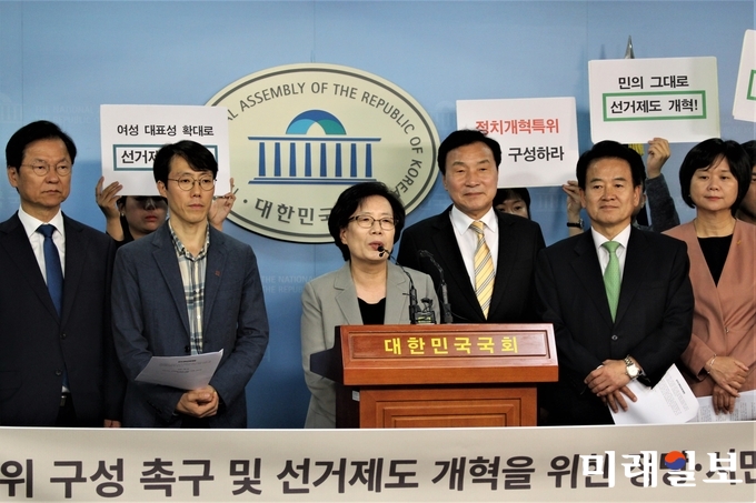 손학규 바른미래당, 정동영 민주평화당, 이정미 정의당 대표, 이상규 민중당 상임대표 를 비롯한 시민사회 단체 관계자들이 2일 국회 정론관에서 ‘정치개혁특위 구성 촉구 및 선거제도 개혁을 위한 정당·시민사회단체 공동기자회견’을 하고 있다. /사진=김정현 기자