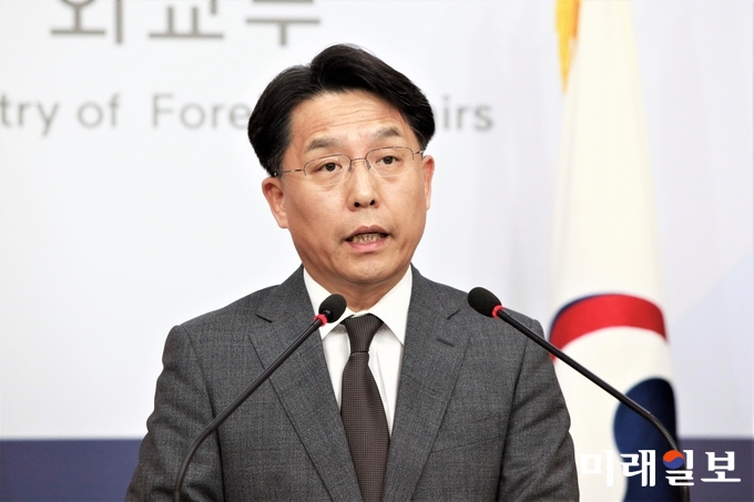 노규덕 외교부 대변인이 2일 오후 서울 종로구 도렴동 외교부 청사에서 정례브리핑을 하고 있다./사진=장건섭 기자