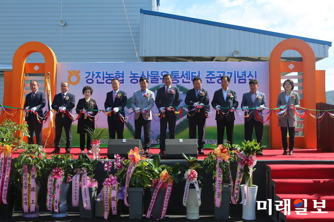 전남 강진군은 지난 2일 군동면 석교리에 위치한 강진군 농산물유통센터 광장에서 벼 건조저장 시설 및 서울시 공공급식지원센터 준공 기념식을 가졌다. / 사진=강진군 제공