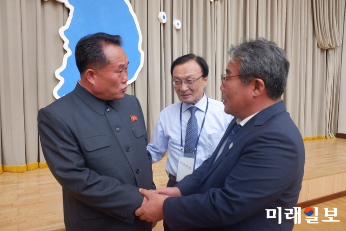 이병훈 광주시 문화경제부시장이 리선권 북 조국평화통일 위원장과 만나 이야기 하고 있다. / 사진=광주시 제공