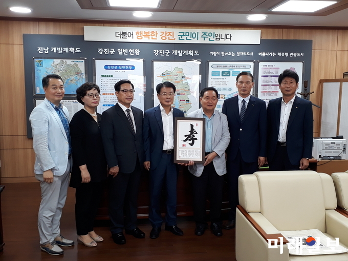 지난 9월 마삼섭 회장을 비롯한 한국효도회 강진지역회원들이 이승옥 군수에게 효행실천 액자를 전달하고 있다. / 사진=강진군 제공
