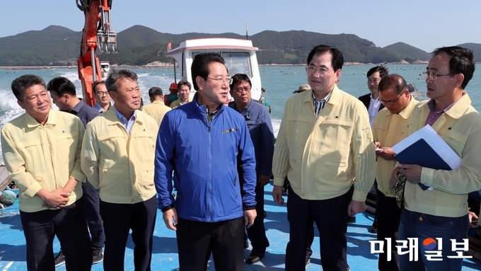 김영록 전라남도지사와 신우철 완도군수가 7일 오후 한반도를 강타한 제25회 태풍 콩레이 영향으로 피해를 입은 완도군 보길면 통리, 백도리 전복양식장을 찾아 피해 시설을 살펴보고 있다. 전남도는 태풍이 남기고 간 상처를 치유하기 위해 재해 복구에 전력을 쏟고 있다./ 사진=전남도 제공