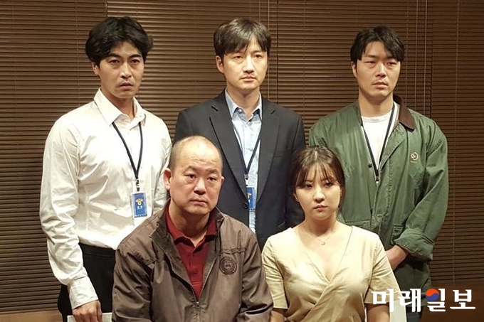 연극 '템프파일' 출연진./사진=극단 민예 제공