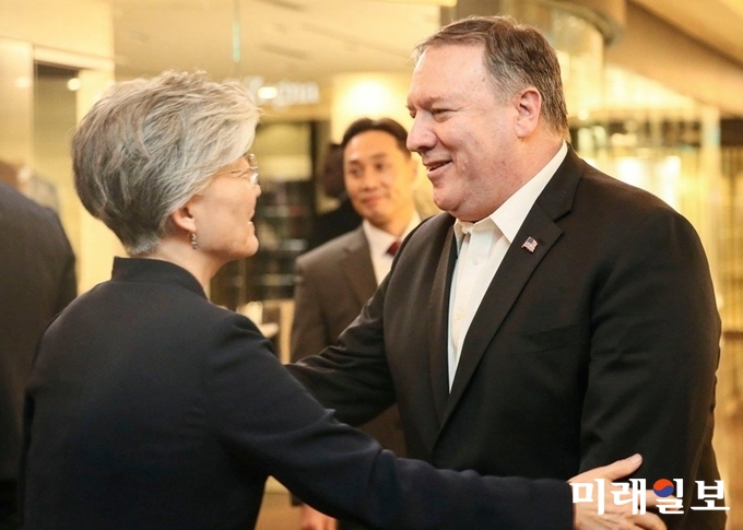 김정은 북한 국무위원장을 만나고 방한한 마이크 폼페이오 미 국무부장관이 7일 오후 강경화 외교부장관과 대화를 나누고 있다./사진=외교부 제공