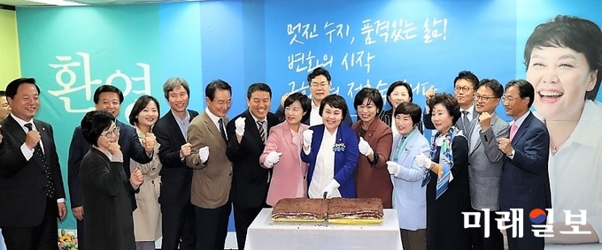 6일 경기도 용인시에서 열린 정춘숙 더불어민주당 의원 용인 병(수지) 사무소 개소식에서 참석자들이 파이팅하고 있다./사진=이연종 기자