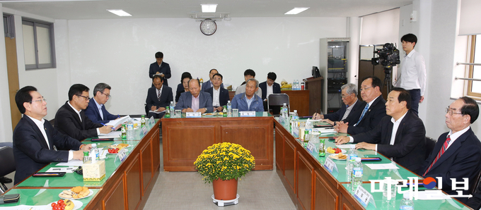 김영록 전라남도지사가 9일 오전 여수시 문수청사에서 여순사건 70주년을 맞아 여수시, 순천시 등 5개 시군 민간인유족회와 간담회를 갖고 있다. / 사진=전남도 제공