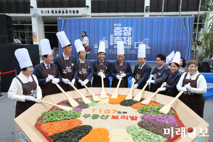 광주 동구는 ‘제15회 추억의 충장축제’ 마지막 날인 9일 무등산보리밥우수외식업지구와 함께 ‘광주5미(味) 무등산보리밥 나눔으로 따뜻한 행복동구’ 행사를 개최했다. / 사진=동구청 제공
