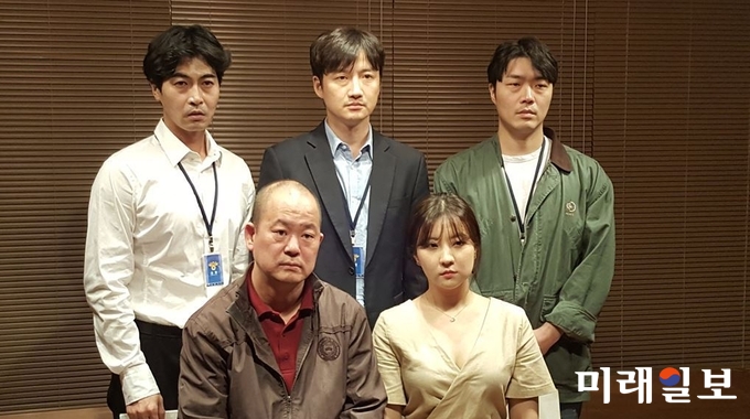 연극 '템프파일'은 오한구 역에는 배우 이달형이, 신팀장 역에는 홍주환이, 최철민 역에는 이동환이, 김수정 역에는 연설하가 맡아 연기를 펼친다. /사진=극단 민예 제공