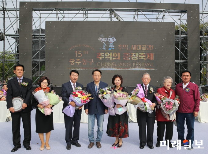 광주 동구가 ‘제22회 동구민상’ 수상자로 ▲사회봉사부문 유관종 ▲문예체육부문 최규범 동구배드민턴연합회장 ▲지역경제부문 김성관 동명동자율방범대장 등 3명을 선정했다. / 사진=동구청 제공