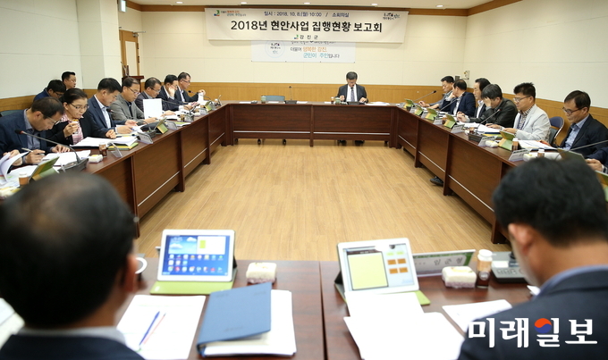 전남 강진군은 지난 8일 부서별 실과소장 20여 명이 참석한 가운데 안병옥 부군수 주재로 2018년 현안사업 집행 현황 보고회를 개최했다. / 사진=강진군 제공