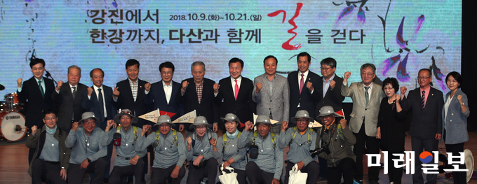 지난 9일 전남 강진군 강진읍 사의재와 강진아트홀에서 이승옥 강진군수와 박석무 다산연구소 이사장, 손학규 바른미래당 대표, 황주홍 국회 농림축산식품해양수산위원장 등 500여 명이 참석한 가운데 다산 정약용(茶山 丁若鏞, 1762∼1836)선생의 목민심서 저술과 유배 생활이 풀린 지 200주년을 기념하는 다산의 삶과 정신을 재조명하는 행사가 펼쳐지고 있다. / 사진=강진군 제공