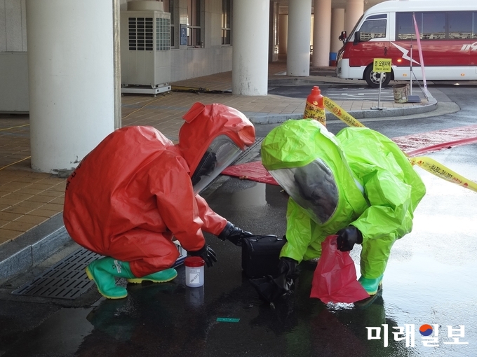 11일 광산구가 광주여자대학교 시립유니버시아드 체육관에서 광주소방안전본부 119특수구조단 등 유관기관과 함께 ‘생물테러(탄저균) 대응 합동훈련’을 실시했다. / 사진=광산구 제공