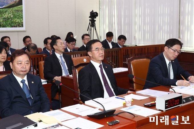 조명균 통일부 장관(가운데)이 11일 국회 외교통일위원회의 통일부 국감에 참석, 질의를 경청하고 있다./사진=김정현 기자