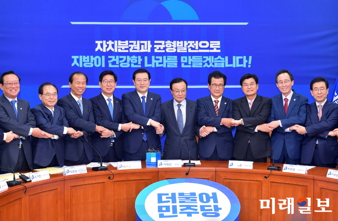 이용섭 광주광역시장이 11일 오전 서울 여의도 국회본관 더불어민주당 당 대표실에서 열린 '민주당 대표-시·도지사 간담회'에 참석해 이해찬 대표, 김두관 참좋은지방정부위원장, 시·도지사 등과 손을 잡고 포즈를 취하고 있다. 왼쪽부터 송철호 울산시장, 오거돈 부산시장, 최문순 강원도지사, 양승조 충남도지사, 이용섭 광주시장, 이해찬 대표, 이시종 충북도지사, 이춘희 세종시장, 송하진 전북지사, 박원순 서울시장./사진=광주시 제공