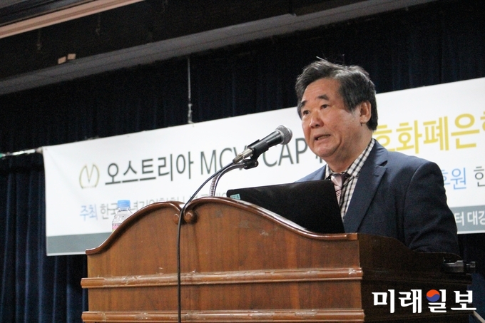 이한영 한국블록체인기업진흥협회 부회장(코리아월드 대표)가 11일 오후 서울 강남구 강남문화재단 논현2 문화센터에서 열린 '오스트리아 MCV-CAP 암호화폐은행설립과 비젼'에 대한 사업설명회에 인사말을 하고 있다./사진=김정현 기자