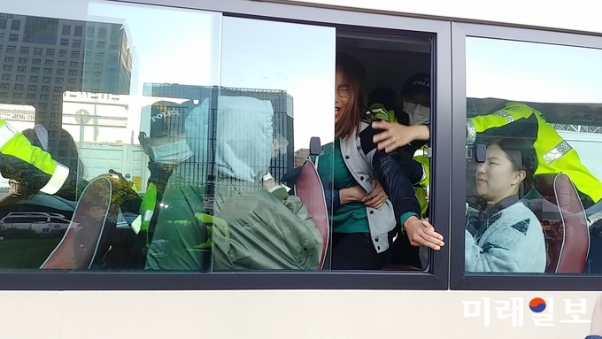 12일 오후 한국대학생진보연합 소속 대학생 6명이 서울 광화문광장 세종대왕 동상을 점거하고 신고 없이 도널드 트럼프 미국 대통령을 비난하는 시위를 한 혐의로 경찰에 의해 현행범으로 체포 되어 호송차로 연행되고 있다./사진=독자 제공