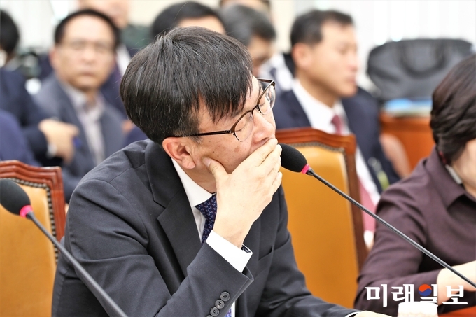김상조 공정거래위원장이 15일 국회에서 열린 정무위원회의 공정위 국정감사에 참석, 답변을 요청했으나 지상욱 의원이 거부하자 난감한 표정을 짓고있다./사진=김정현 기자