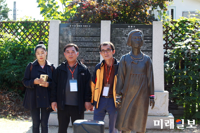 지난 2015년 8월 12일 일본군 위안부 피해자들의 인권과 명예회복을 위해 군산시 동국사길 16 '동국사' 경내에 세워진 '평화의 소녀상' 앞에서 팸투어 참가 기자들이 기념촬영을 하고 있다./사진=장건섭 기자