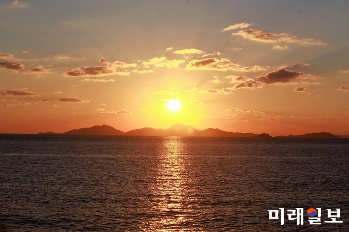 전북 부안군 해넘이 채화대에서 바라본 변산반도의 낙조. 변산반도 낙조는 조선반도 10경 중 하나로 꼽히는 명풍경이다. 서해의 태양이 붉은 노을을 적시며 넘어가는 모습이 장관이다./사진=장건섭 기자
