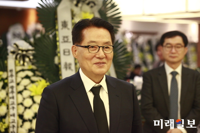 박지원 민주평화당 의원이 15일 오후 서울 신촌세브란스병원 장례식장에 마련된 부인 이선자 여사의 빈소를 지키고 있다./사진=장건섭 기자