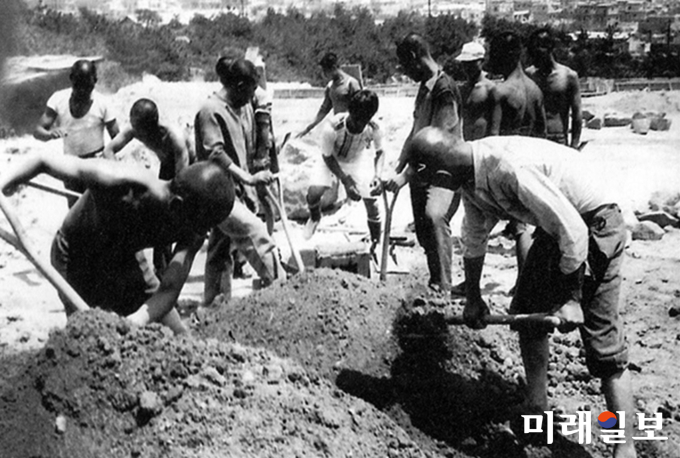 형제복지원 건물은 그곳에 갇힌 사람들이 맨손으로 지었다. 3차에 걸친 준공끝에 건물이 지어졌고, 박인근 원장의 사적인 시설을 짓는 곳에도 형제복지원에 끌려간 이들이 동원됐다./사진=형제복지원사건진실규명을 위한 대책위원회 제공