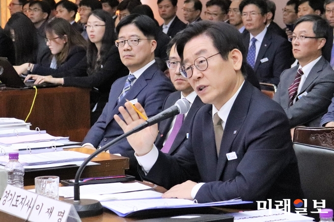 이재명 경기도지사가 19일 오전 경기도 수원시 팔달구 경기도청 신관 대회의실에서 열린 경기도에 대한 국회 행정안전위원회 국정감사에 출석해 의원들의 질의에 답변하고 있다./사진=이연종 기자