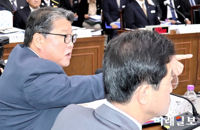 조원진 대한애국당 의원이 19일 오전 경기도 수원시 팔달구 경기도청 신관 대회의실에서 열린 경기도에 대한 국회 행정안전위원회 국정감사에 출석해 의사진행발언 중 김한정 더불어민주당 의원을 향해 삿대질을 하고 있다./사진=이연종 기자