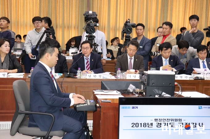 김한정 더불어민주당 의원이 19일 오전 경기도 수원시 팔달구 경기도청 신관 대회의실에서 열린 경기도에 대한 국회 행정안전위원회 국정감사에 출석해 의사발언을 하고 있다./사진=이연종 기자