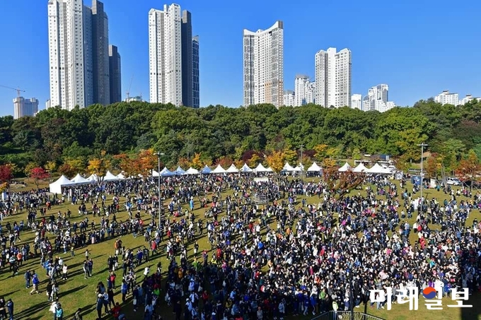 '수원시와 삼성전자가 함께하는 삼성 나눔워킹 페스티벌'이 20일 광교호수공원 '재미난 밭'에서 열린 가운데 시민들이 나눔워킹페스티벌에 참가하고 있다./사진=수원시