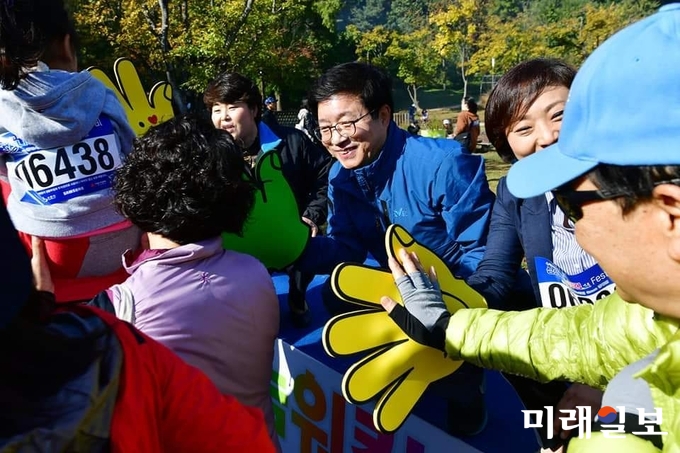 '수원시와 삼성전자가 함께하는 삼성 나눔워킹 페스티벌'이 20일 광교호수공원 '재미난 밭'에서 열린 가운데 염태영 수원시장이 나눔워킹페스티벌에 참가한 시민들을 격려하고 있다./사진=수원시
