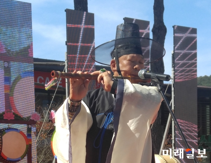 퓨전국악가수인 오목대의 대금연주 모습 / 사진=이중래 기자