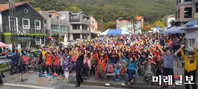 포크가수 신형원이 관객과 함께 기념촬영을 하고 있다. / 사진=이중래 기자