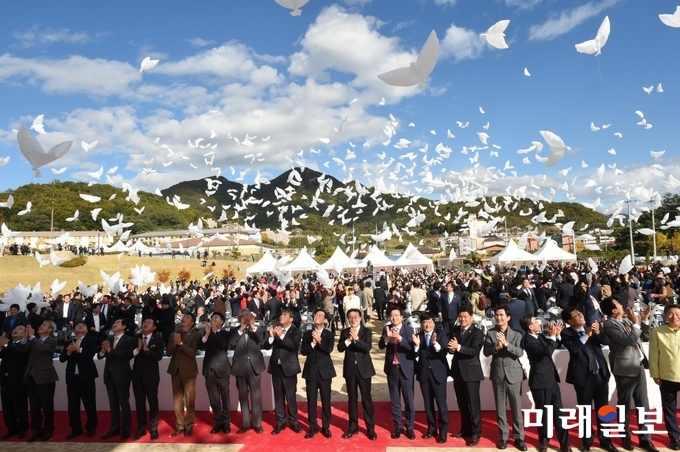 18일 동두천시 동양대학교 북서울캠퍼스에서 열린 경기천년을 기념해 제정된 '경기도민의 날' 첫 번째 행사가 열린 가운데 이재명 경기도지사를 비롯한 1018명이 평화천년기원식에서 친환경 소재 소망 비둘기를 하늘로 날리는 퍼포먼스를 하고 있다./사진=경기도 제공