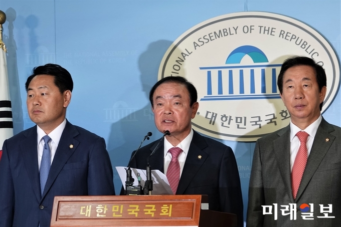 김관영 바른미래당(왼쪽부터), 장병완 민주평화당, 김성태 자유한국당 원내대표가 22일 오전 국회 정론관에서 서울시 산하 서울교통공사의 고용세습 의혹에 대한 국정조사를 촉구하는 기자회견을 하고 있다./사진=김정현 기자