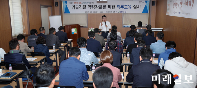 전남 강진군 도서관 세미나실에서 이승옥 군수가 기술직렬 공무원 교육에서 특강을 하고 있다. / 사진=강진군 제공