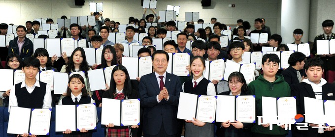 광주광역시는 23일 시청 2층 무등홀에서 2018년도 빛고을 장학생으로 선발된 학생 201명에게 장학증서를 수여했다. / 사진=광주시 제공
