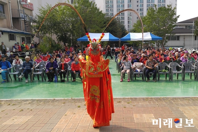 하누리예술단의 노은정 단장의 변검 공연 모습 / 사진=이중래 기자