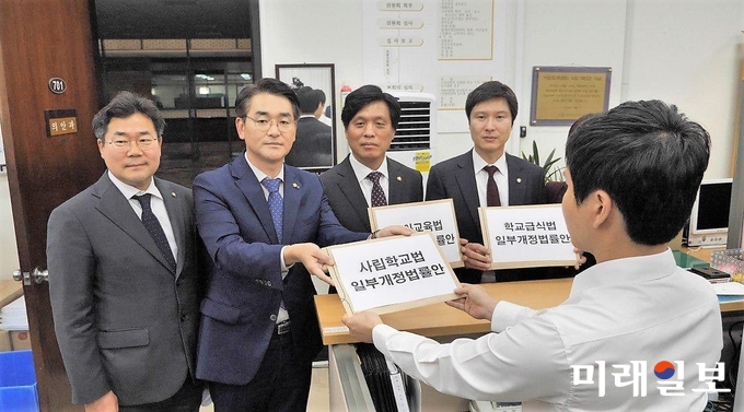 박용진 더불어민주당 의원 및 민주당 의원들이 23일 오후 서울 여의도 국회 의안과에 '비리유치원 근절 대책 3법률안을 제출하고 있다. 왼쪽부터 박찬대, 박용진, 조승래, 김해영 의원./사진=박용진의원실 제공