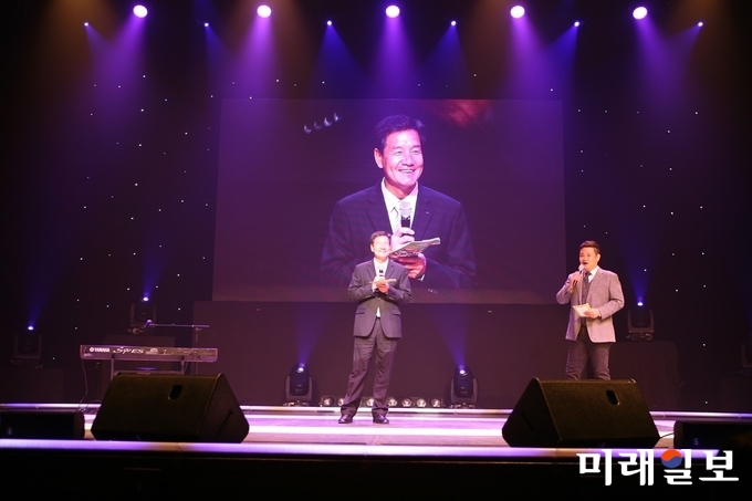이상규 경기도 북부소방재난본부장이 24일 오후 고양 어울림누리 별모래 극장에서 열린 '2018 소담 가을 힐링 음악회'에서 인사말을 하고 있다./사진=경기도북부청 제공